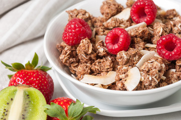 Bol de muesli con frambuesas, fresas y kiwi