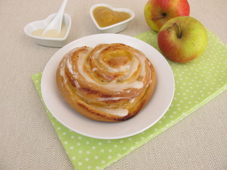Pinwheel Hefeschnecke mit Apfelmus und Zuckerguss