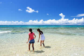 南国沖縄のビーチで遊ぶ親子
