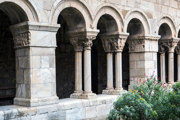 Obraz premium Cathedral cloisters in Elne