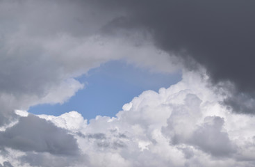 Blauer Himmel und ein Loch in den Wolken