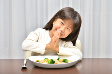 Obraz na płótnie Canvas シチューを食べる女の子(合掌)
