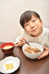 牛丼を美味しそうに食べる女の子