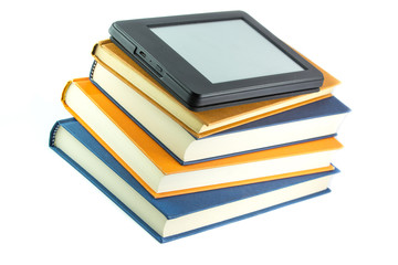 Un e-reader su una pila di libri