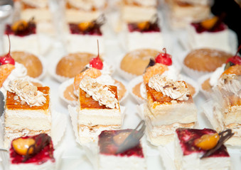 Restaurant buffet reception cake photo 14