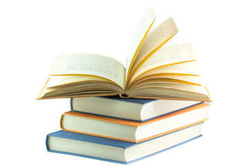 Un libro apero su una pila di libri