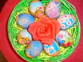 Корзинка с пасхальными яицами