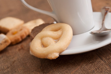 biscuits sablés alsaciens et tasse de café sur table en vieux bois 