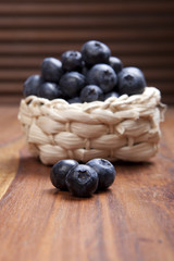 reife Blaubeeren in geflochtenem Korb 