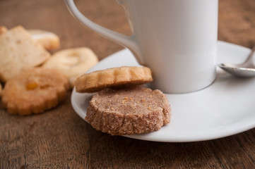 biscuits sablés alsaciens et tasse de café sur table en vieux bois 