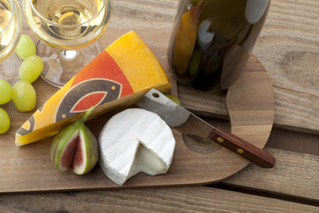 wine with cheese and fruits