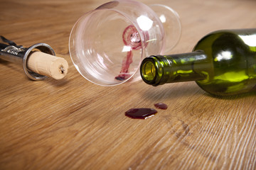 Rot-Wein-Fleck mit Weinglas und leerer Weinflasche mit Korkenzieher