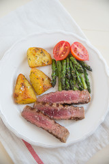 Steak mit Kartoffeln und Spargel