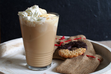 Eiskaffee mit Vanilleeis und Keksen