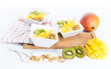 Joghurt mit frischen Fr&uuml;chten