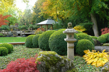 Pagode und Laterne im Japanischen Garten in Augsburg; Herbststimmung mit farbigem, bunten Laub in...