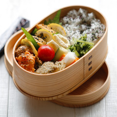 曲げわっぱに詰めた和風弁当