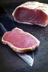 Thunfisch Tataki Steak auf Messer