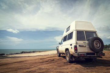 Geländewagen am Strand
