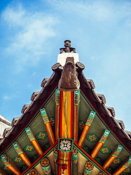 한국의 미(The beauty of Korea) / (경복국의 처마), 맑은 하늘 아래의 한국 전통 문양을 지닌 처마와 그 위의 '어처구니(토기 인형)'가 조화를 이루어 아름다운 한국의 건축물과 전통적인 요소들을 한번에 볼 수 있습니다.