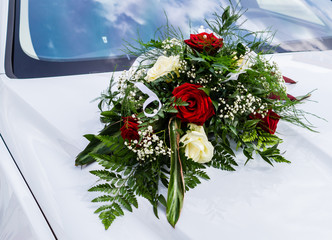 weißes Hochzeitauto