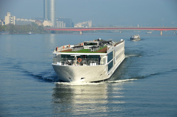 Passagierschiff auf der Donau © johnmerlin