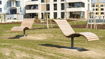 Sonnenbänke im Garten