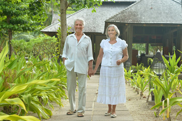Obraz premium elderly couple rest at tropical resort