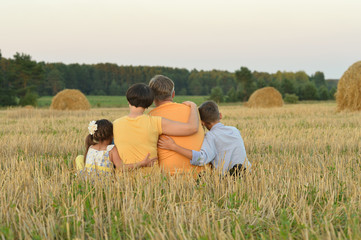Naklejka premium happy family at field