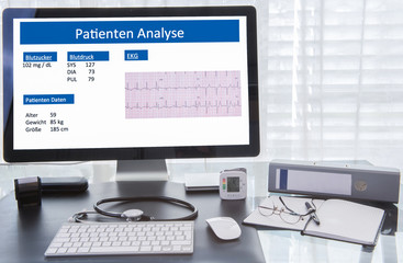 Arztarbeitsplatz mit Patientenanalyse auf dem Computerbildschirm