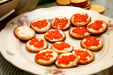 праздничный стол с бутербродами, тортом, салатами