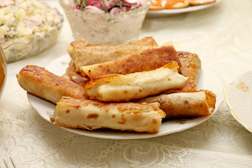 праздничный стол с бутербродами, тортом, салатами