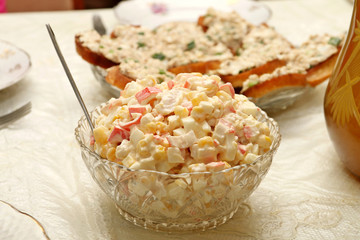 праздничный стол с бутербродами, тортом, салатами