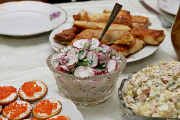 праздничный стол с бутербродами, тортом, салатами