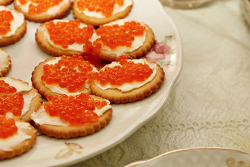 праздничный стол с бутербродами, тортом, салатами