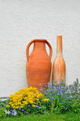 Amphoren als Gartendekoration