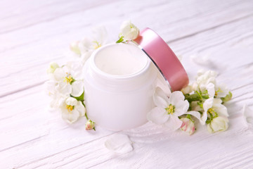 Obraz na płótnie Canvas Natural facial cream with apple blossom