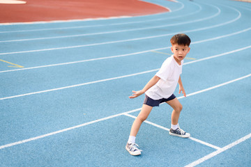 Fototapeta na wymiar Running boy prepare to start