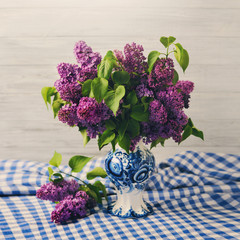 Большой красивый букет из сиреневых цветов в синей вазе