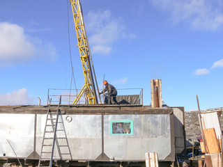 Fototapeta na wymiar worker checks the equipment on the rig for coring