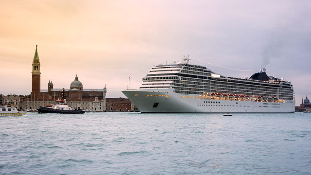Fototapeta Kreuzfahrtschiff auf dem canal grande, Venedig, Italien