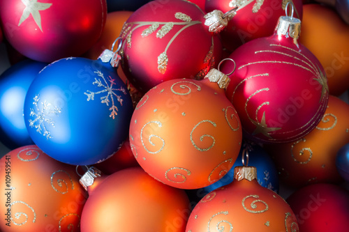 &quot;Weihnachtshintergrund: Rustikales Holz und bunte Christbaumkugeln