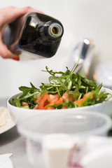 Warzywna, zdrowa sałatka skrapiana oliwą z oliwek