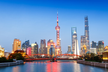 Naklejka premium Piękne nowoczesne miasto nocą w Szanghaju w Chinach