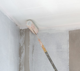 painting a gypsum plaster ceiling with roller