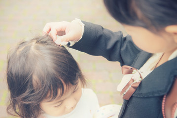 桜の花びらで遊ぶ姉妹