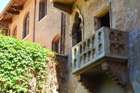 The most famous balcony in Verona, Juliet and Romeo and the tragedy.