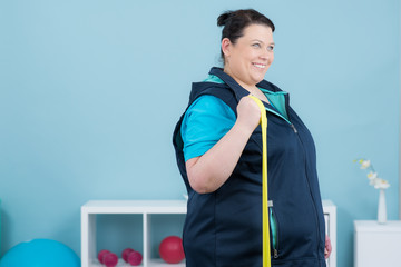 übergewichtige frau traininert die armmuskeln