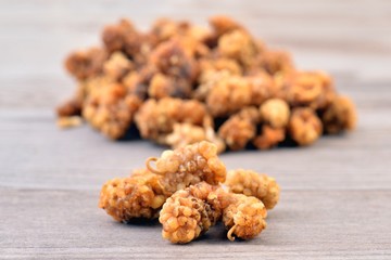 White mulberry, dried fruits. 