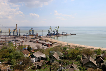 разгрузка и погрузка судов в морском торговом порту